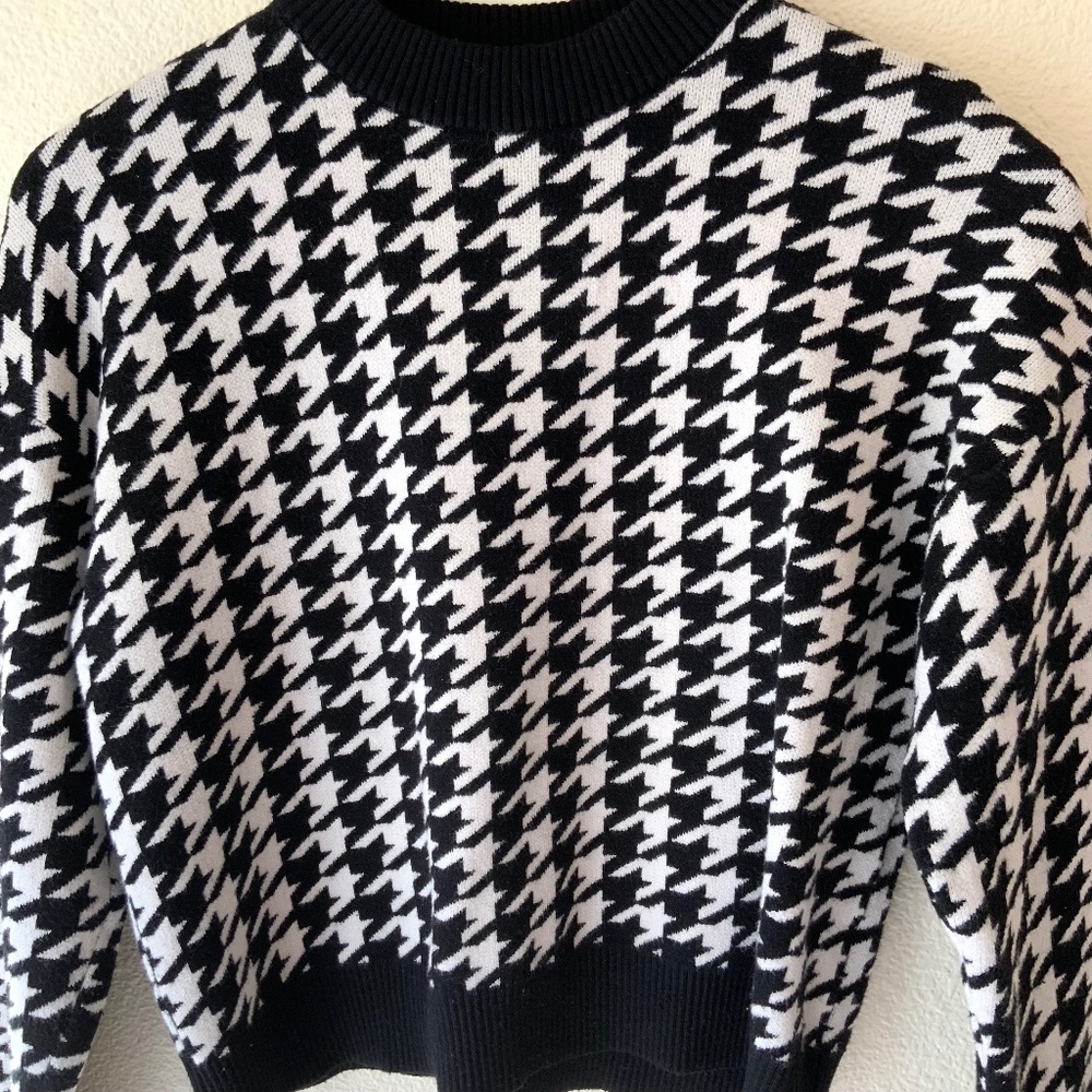 LIKE NEW! Houndstooth Black and White Sweater Cropped Size Medium